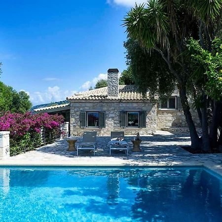 Villa Ioli- Beachfront Luxury Residence Игуменица Екстериор снимка
