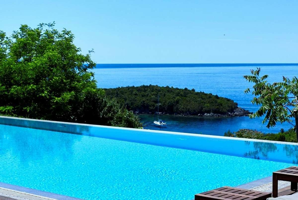 Villa Ioli- Beachfront Luxury Residence Игуменица Екстериор снимка