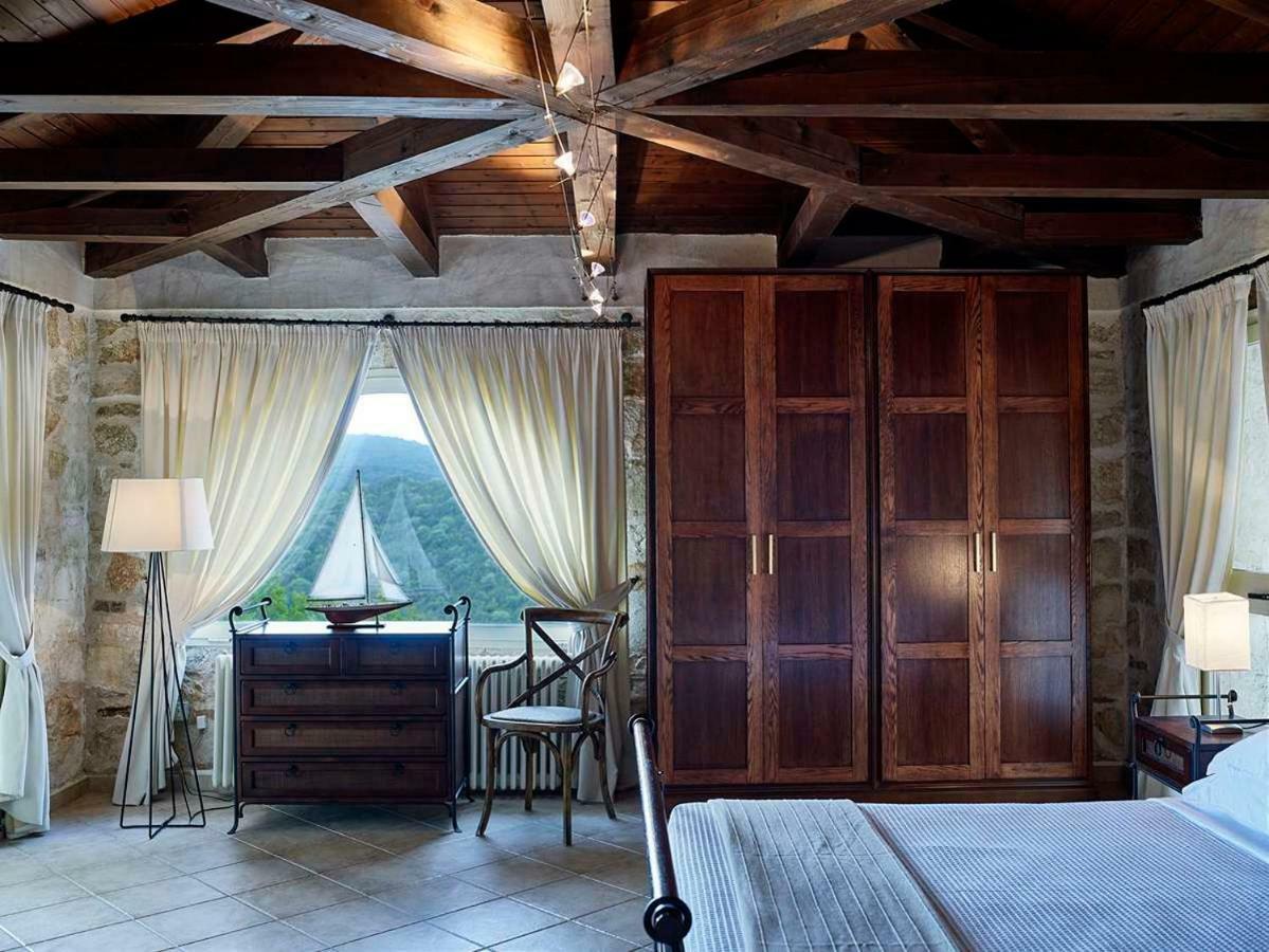 Villa Ioli- Beachfront Luxury Residence Игуменица Екстериор снимка